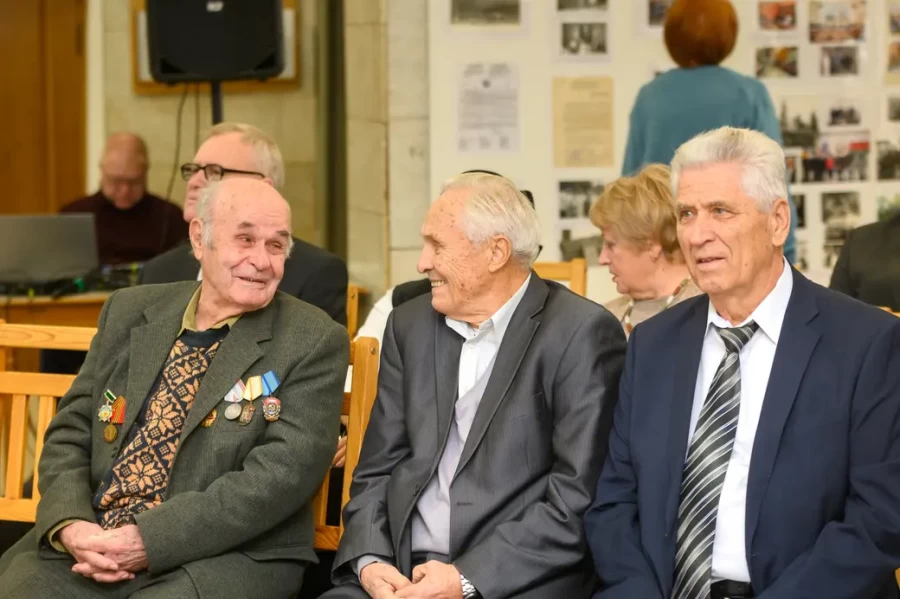 2023 год. Артур Александрович Ревяко (в центре) на торжественной встрече участников клуба бывших руководителей «Кiраўнiк» в честь 15-летия организации. Слева от него – бывший управляющий стройтреста №13 Михаил Дмитриевич Плехоткин, справа – бывший директор завода имени Ленина Виктор Васильевич Герасимов. Фото: Александр Чугуев.