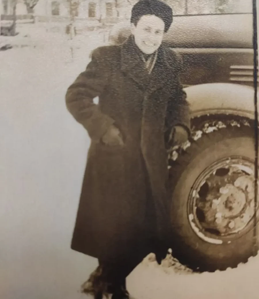 Артур Ревяко на работе, 1960-ые. Площадь Ленина, Бобруйск.