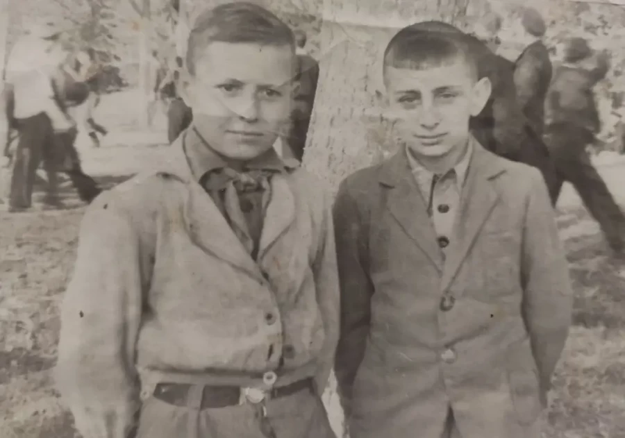 Артур Ревяко (слева) в 5 классе. Львов.