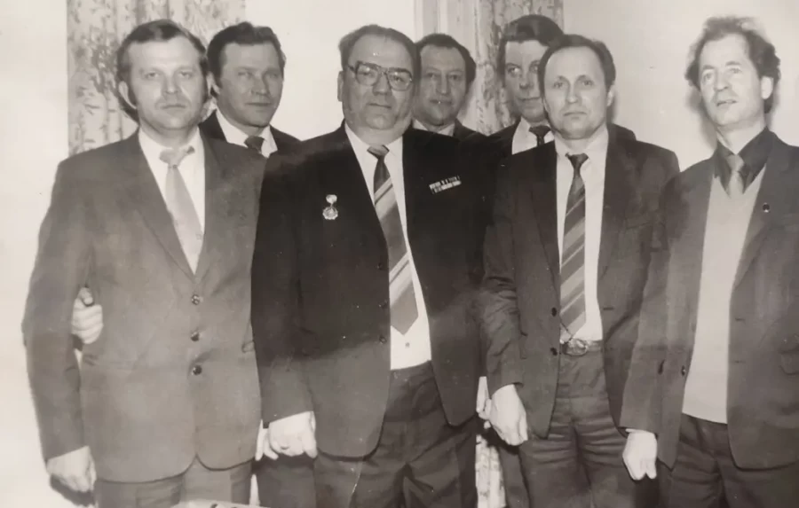 Артур Александрович Ревяко (второй справа) с коллегами из стройтреста №13.