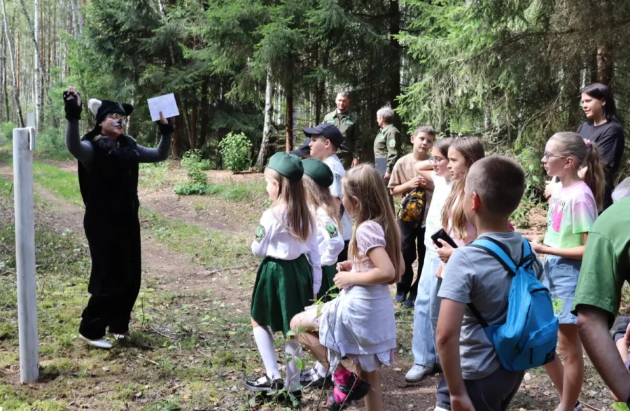 Бобруйский район, 30 августа 2025 года. На территории Глушанского лесничества Бобруйского лесхоза торжественно открыли экологическую тропу «Белашава сцежка».