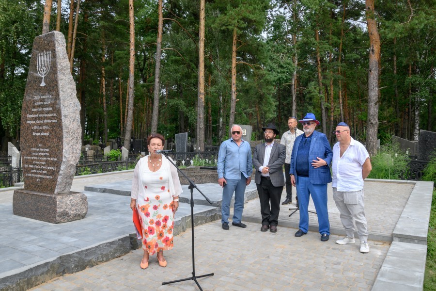 «Когда видел, что переводили по 10 долларов, плакал». На еврейском кладбище Бобруйска обновили братские захоронения