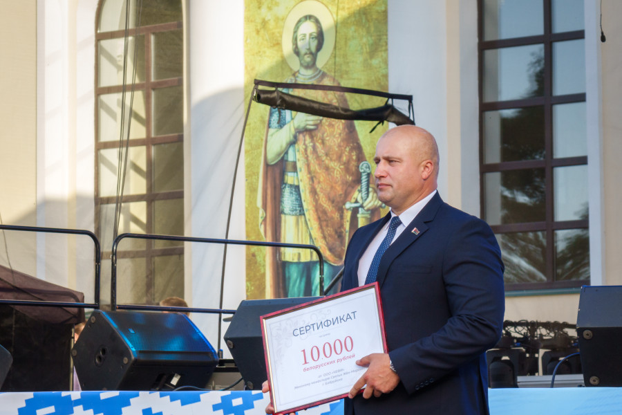 29.08.2025. Александро-Невский собор, ул. Теодора-Нарбута, 14. духовно-просветительский молодежный фестиваль «Добрыя людзi». Председатель Бобруйского городского исполнительного комитета Максим Гурин передает денежный сертификат на 10000 рублей от ООО «ЧЕФИ» для женского монастыря Святых Жен-Мироносиц.