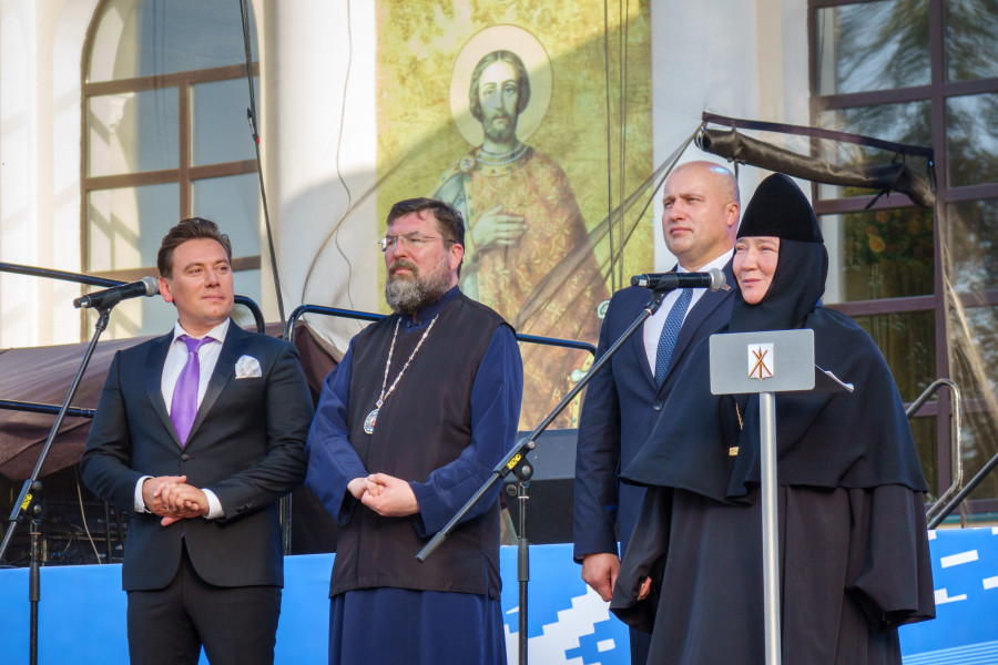29.08.2025. Александро-Невский собор, ул. Теодора-Нарбута, 14. духовно-просветительский молодежный фестиваль «Добрыя людзi». Заслуженный артист Республики Беларусь, почетный гражданин города Бобруйска Руслан Алехно, епископ Бобруйский и Быховский Серафим, председатель Бобруйского городского исполнительного комитета Максим Гурин, Игумения Параскева настоятельница женского монастыря Святых Жен-Мироносиц.