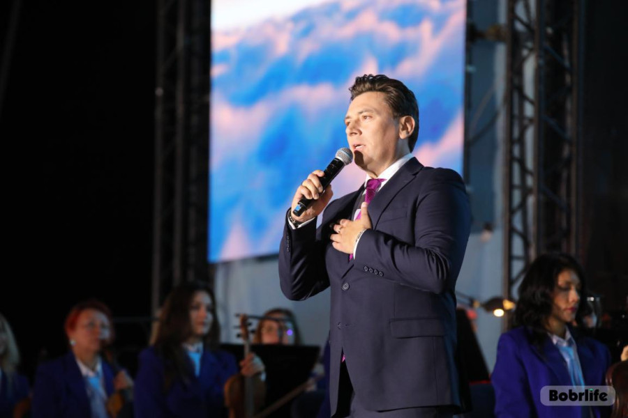 30 августа 2025 года. Духовно-просветительский молодежный фестиваль «Добрыя людзi». Выступает Руслан Алехно. Фото: bobrlife.by.