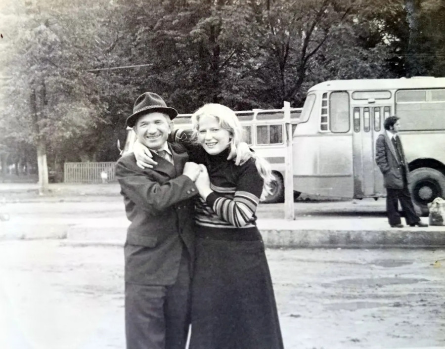 Вторая половина 1970-х, Глуск. Люда, студентка БГУ, приехала домой, и на автостанции в центре горпоселка ее радостно встретил папа.