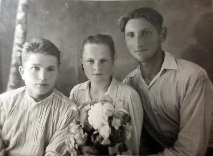 1951 год, свадьба родителей Людмилы в деревне Косаричи. Василий Романович, Нина Андреевна, а справа – их свидетель.