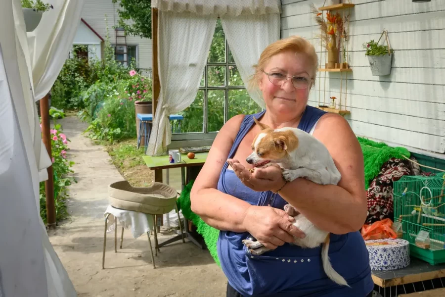 05.08.2025. Бобруйск. Любовь Шушляникова и ее питомцы. Фото: Александр Чугуев.