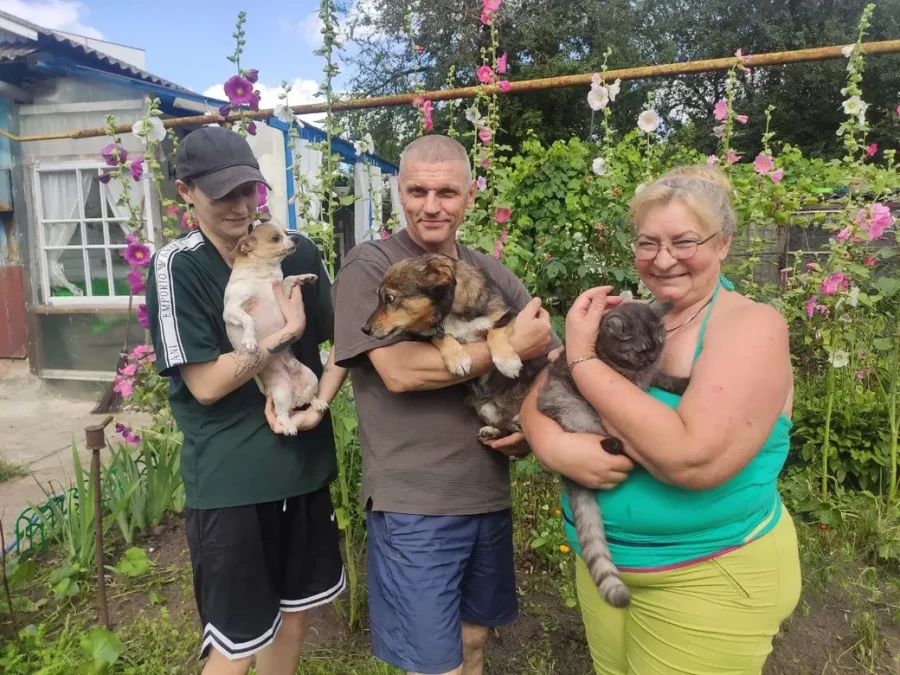 2.08.2025 г. Бобруйск. Любовь Шушляникова с мужем, дочерью и лохматыми членами семьи. Фото: Ирина Рябова.