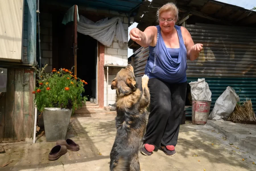 05.08.2025. Бобруйск. Любовь Шушляникова и ее питомцы. Фото: Александр Чугуев.