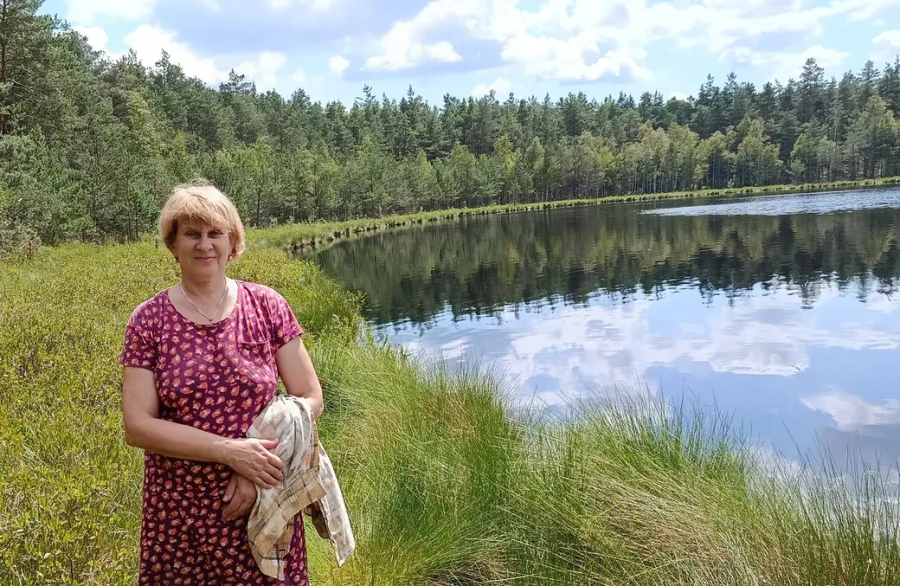 2025 г. Татьяна Афанасьева у лесного озера возле деревни Клещевка Глусского района.