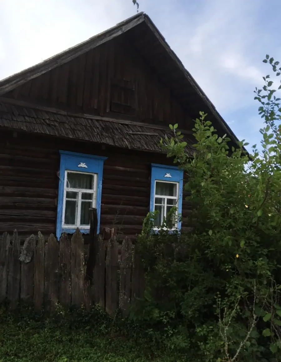 2025 г. Дом Павла Дедюли. В деревню дом был перевезен с хутора.