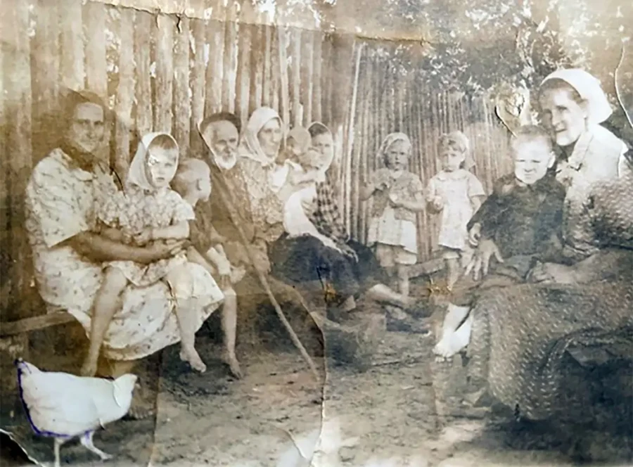 1960-е. Деревня Клещевка, Глусский район. Слева - маленькая Татьяна на коленях у мамы, Анастасии Пригара. Справа - Нина Щепеткина с Сережей.