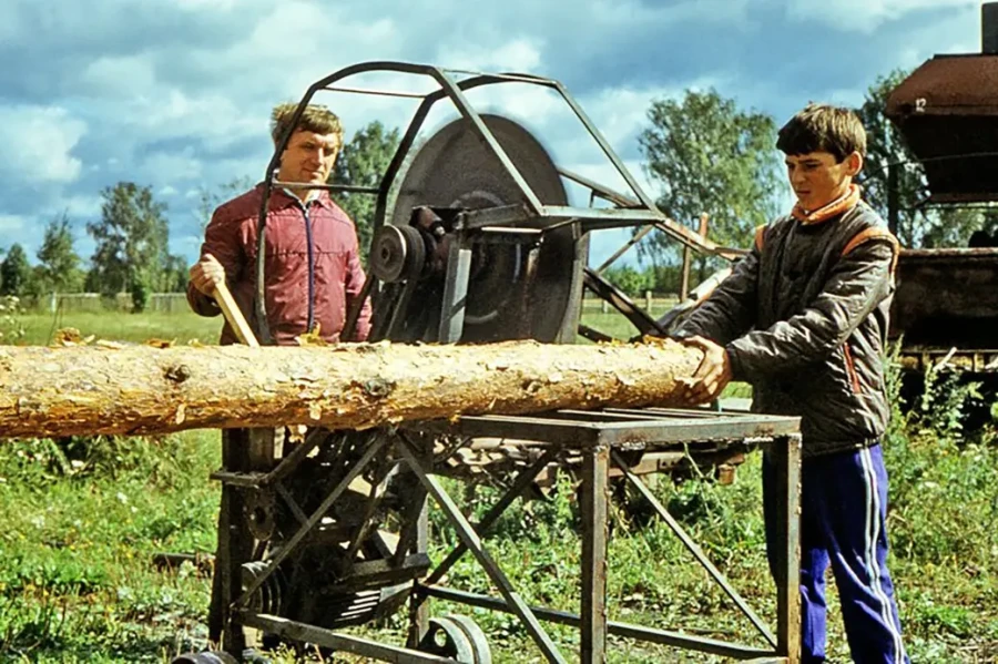 1980-е годы. Испытания электропилы, сделанной в кружке. Слева - Михаил Шеремет. Фото Игоря Кирина.