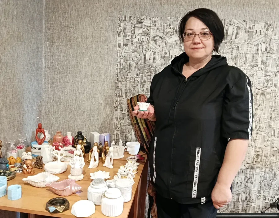 Август 2025 г. Наталья Голомако и небольшая часть ее работ из гипса.