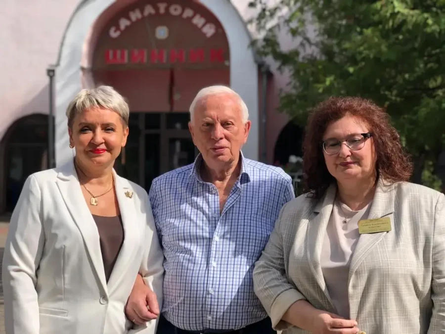 13.08.2025 г. Бобруйск. Олег Ефимович Морткович в санатории «Шинник» с главным врачом Инной Зубович и заместителем Татьяной Карповой.