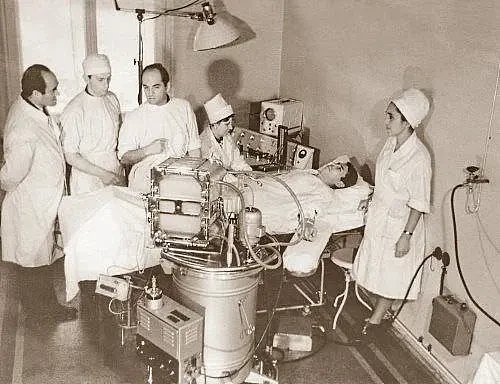 Олег Ефимович Морткович (второй слева). на работе. Боткинская больница, 1960-е годы.