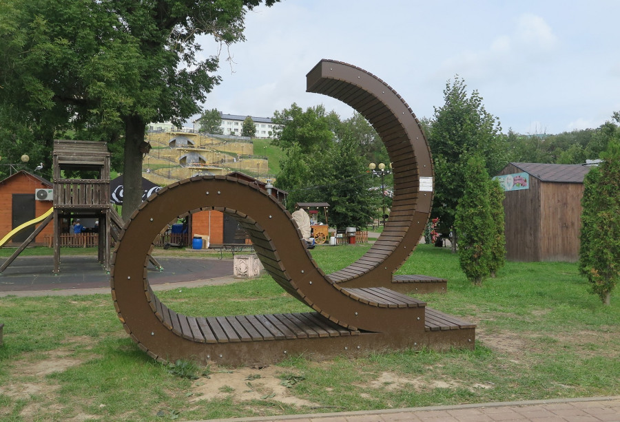 Август 2025 г. Могилев, парк Подниколье. Те самые деревянные конструкции!
