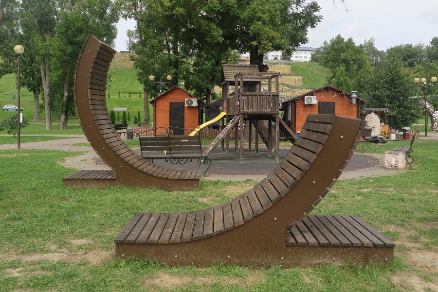 Август 2025 г. Могилев, парк Подниколье. Те самые деревянные конструкции!