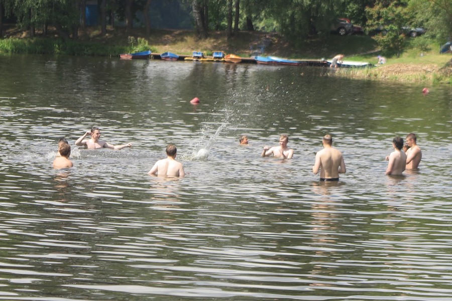 Июль 2025 г. Могилев, Печерское озеро. Молодежные компании особо не парятся над своей лексикой. Но, видимо, это бич нашего времени.