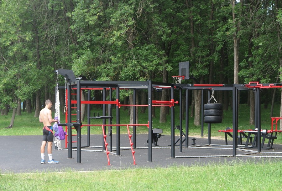 Июль 2025 г. Могилев, Печерский лесопарк. Спортплощадка.