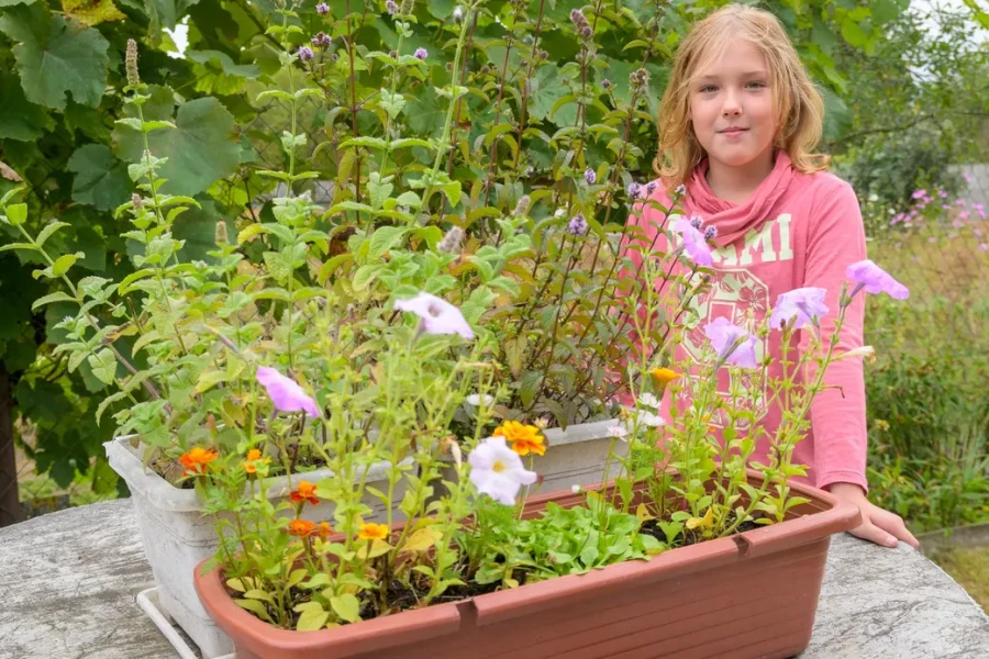 22.08.2025. Бобруйск. Сергей Филипчик разводит птицу, кроликов и свиней на домашнем подворье. На фото его помощница – дочь Евгения.