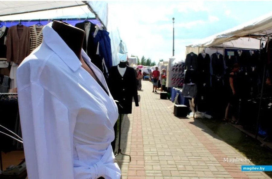 Просроченные товары и одежда по завышенной цене: что продают детям перед школой