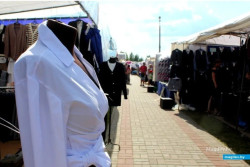 Просроченные товары и одежда по завышенной цене: что продают детям перед школой