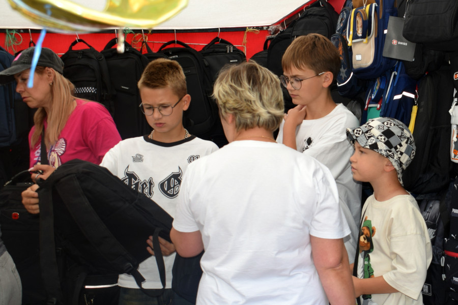 8 августа 2025 года. Школьный базар в Бобруйске на улице Социалистической возле рынка.