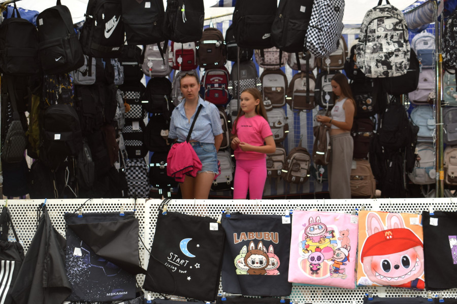 8 августа 2025 года. Школьный базар в Бобруйске на улице Социалистической возле рынка.