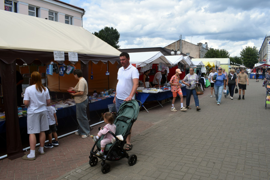 8 августа 2025 года. Школьный базар в Бобруйске на улице Социалистической возле рынка.