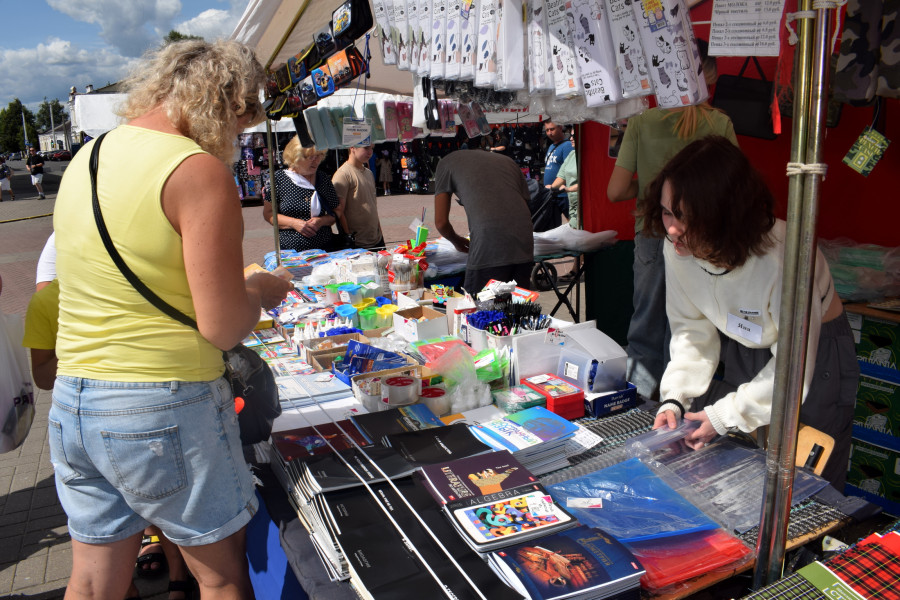 8 августа 2025 года. Школьный базар в Бобруйске на улице Социалистической возле рынка.