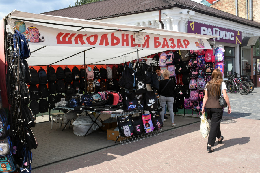8 августа 2025 года. Школьный базар в Бобруйске на улице Социалистической возле рынка.