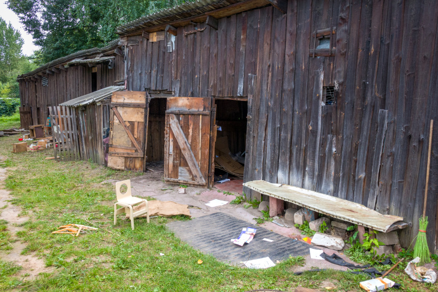 20.08.2025. Улица Карла Либкнехта, 57. Сносят старый деревянный дом на бывшей улице Столыпинской, яркий образец бобруйской гражданской архитектуры.