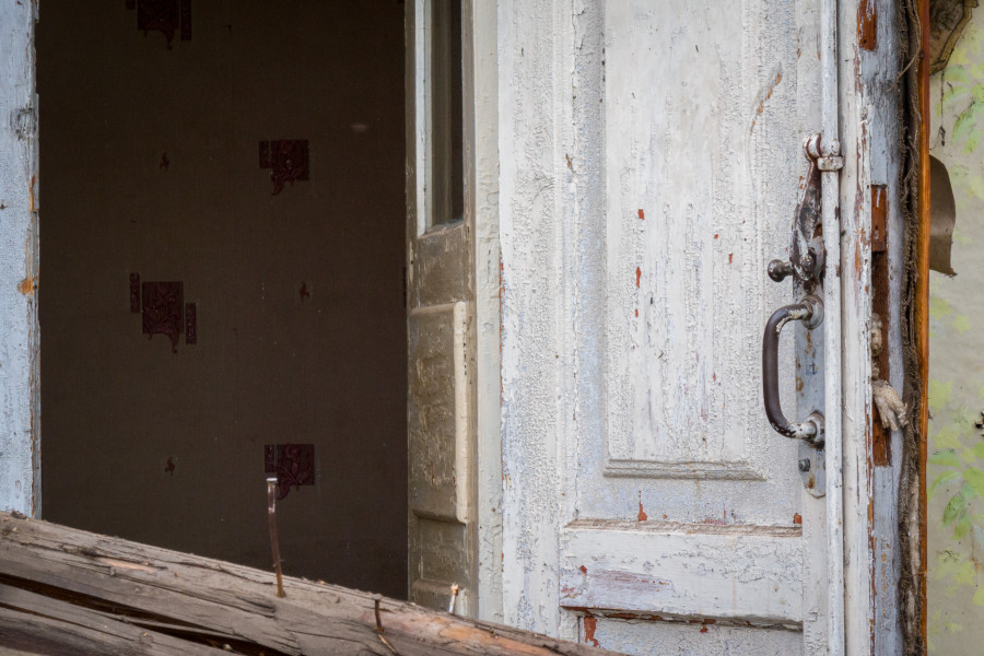 20.08.2025. Улица Карла Либкнехта, 57. Сносят старый деревянный дом на бывшей улице Столыпинской, яркий образец бобруйской гражданской архитектуры.