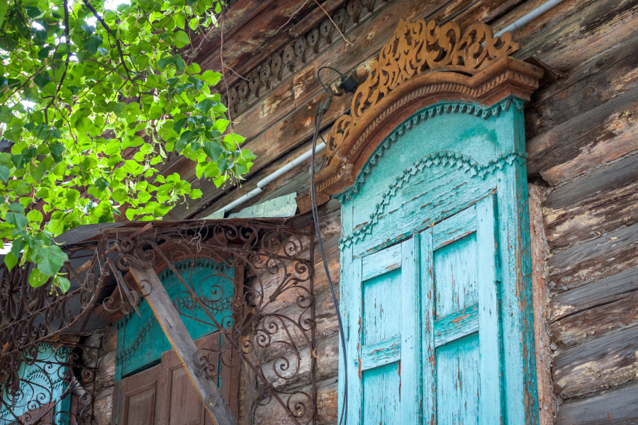 20.08.2025. Улица Карла Либкнехта, 57. Сносят старый деревянный дом на бывшей улице Столыпинской, яркий образец бобруйской гражданской архитектуры.