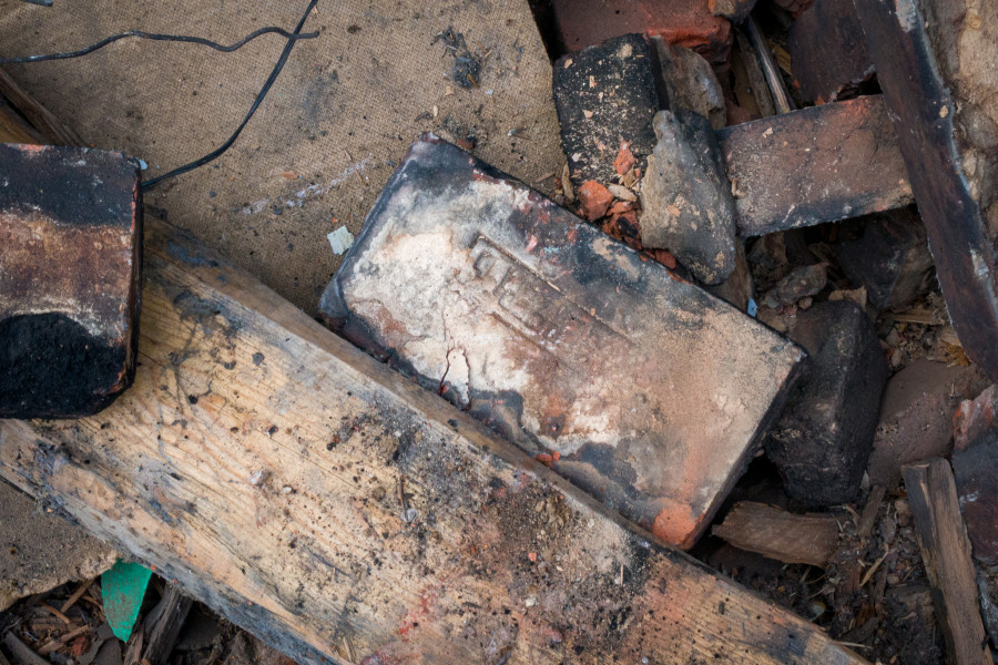 20.08.2025. Улица Карла Либкнехта, 57. Сносят старый деревянный дом на бывшей улице Столыпинской, яркий образец бобруйской гражданской архитектуры.