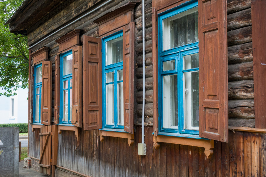 20.08.2025. Улица Карла Либкнехта, 57. Сносят старый деревянный дом на бывшей улице Столыпинской, яркий образец бобруйской гражданской архитектуры.