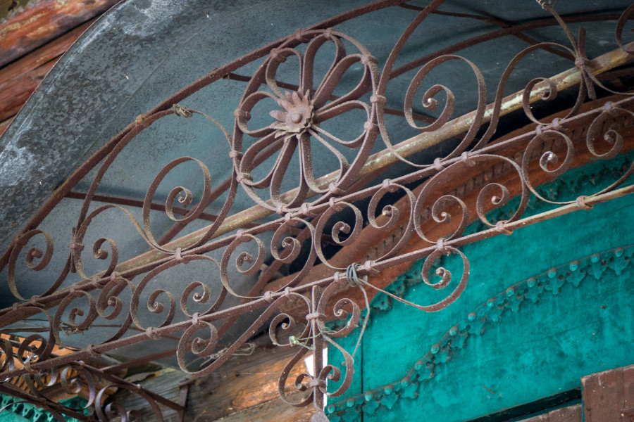 20.08.2025. Улица Карла Либкнехта, 57. Сносят старый деревянный дом на бывшей улице Столыпинской, яркий образец бобруйской гражданской архитектуры.