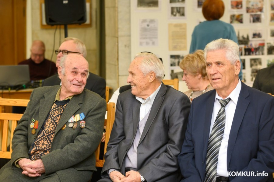 2023 г. Бывший управляющий стройтреста №13 Михаил Дмитриевич Плехоткин (слева) на торжественной встрече участников клуба бывших руководителей «Кiраўнiк» в честь 15-летия организации. Справа от него: ветеран строительной отрасли Артур Александрович Ревяко и бывший директор завода имени Ленина Виктор Васильевич Герасимов. Фото: Александр ЧУГУЕВ