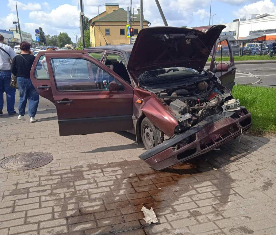 В Бобруйске на перекрестке у «Практика» столкнулись иномарки. Одну из них вынесло на тротуар