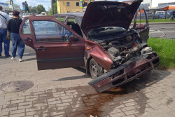 В Бобруйске на перекрестке у «Практика» столкнулись иномарки. Одну из них вынесло на тротуар