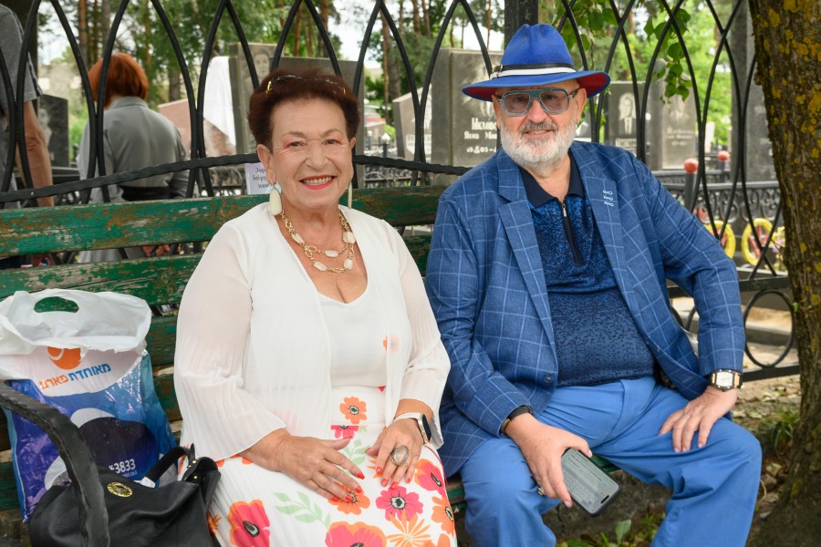 05.08.2025. Минская, 106. Открытие обновленных памятников на месте братских могил евреев, погибших в период немецкой оккупации. Майя Казакевич и Феликс Гуревич