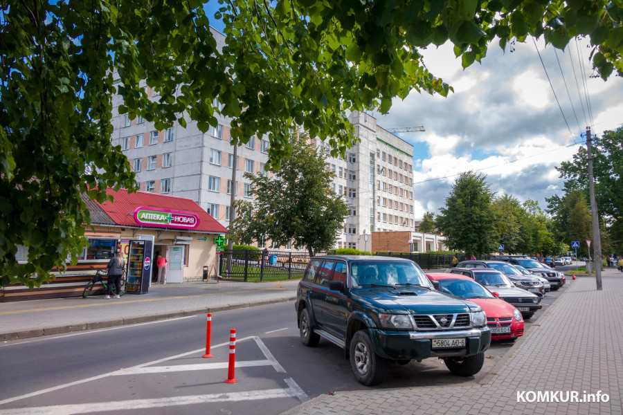 18.08.2025. Пролетарская улица. Рабочие расчищают площадку под будущую автостоянку напротив Бобруйской городской больницы скорой медицинской помомщи имени В.О.Морзона