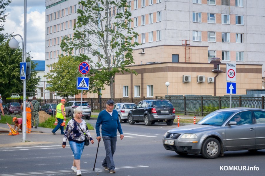 Самый пешеходный перекресток в Бобруйске оборудуют светофором. «Красным» и «зеленым» загорится даже тротуар