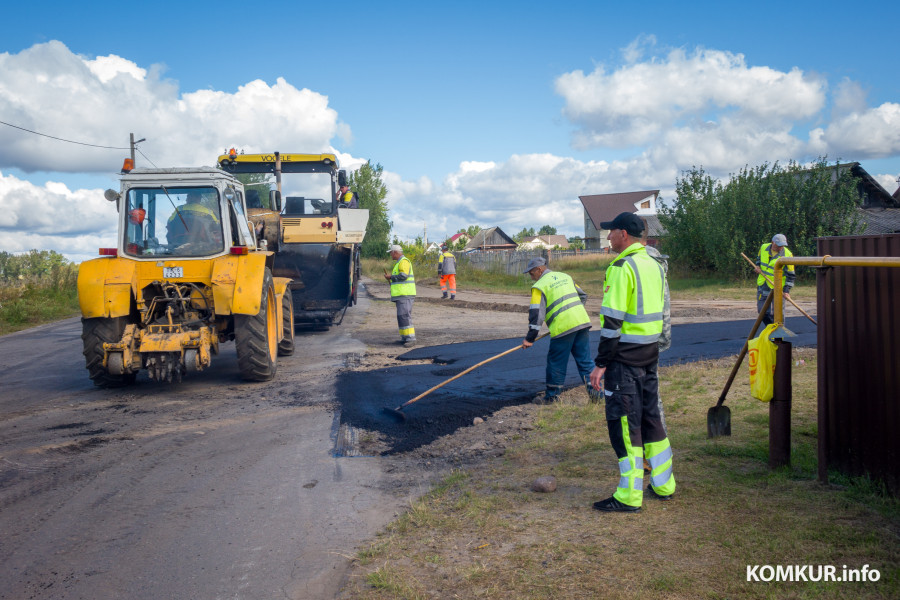 18.08.2025. Бобруйск. Асфальтирование проезжей части Славянской улицы Нахимова ведет ДСУ-16