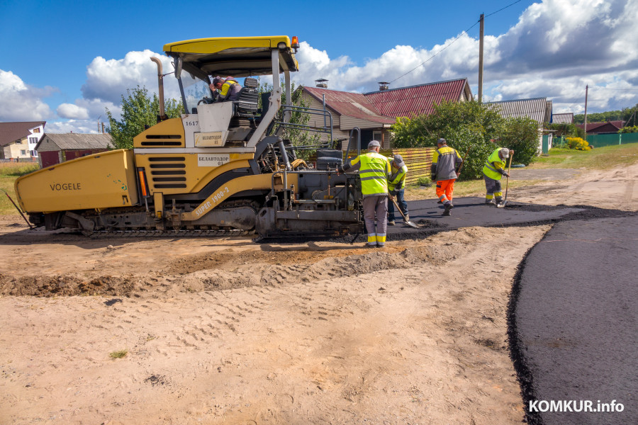 18.08.2025. Бобруйск. Асфальтирование проезжей части Славянской улицы Нахимова ведет ДСУ-16