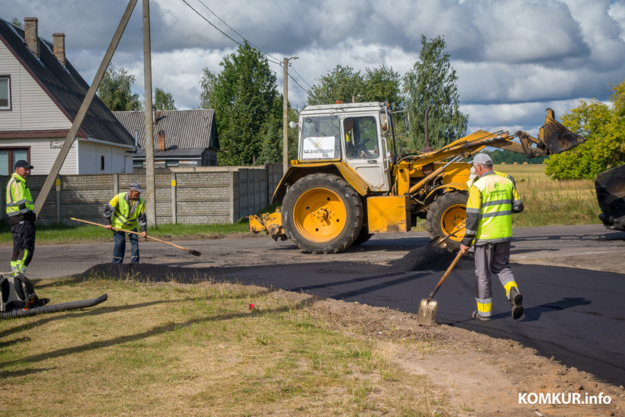 18.08.2025. Бобруйск. Асфальтирование проезжей части Славянской улицы Нахимова ведет ДСУ-16