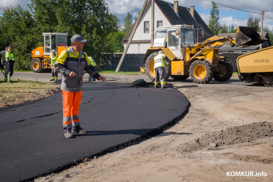 18.08.2025. Бобруйск. Асфальтирование проезжей части Славянской улицы Нахимова ведет ДСУ-16