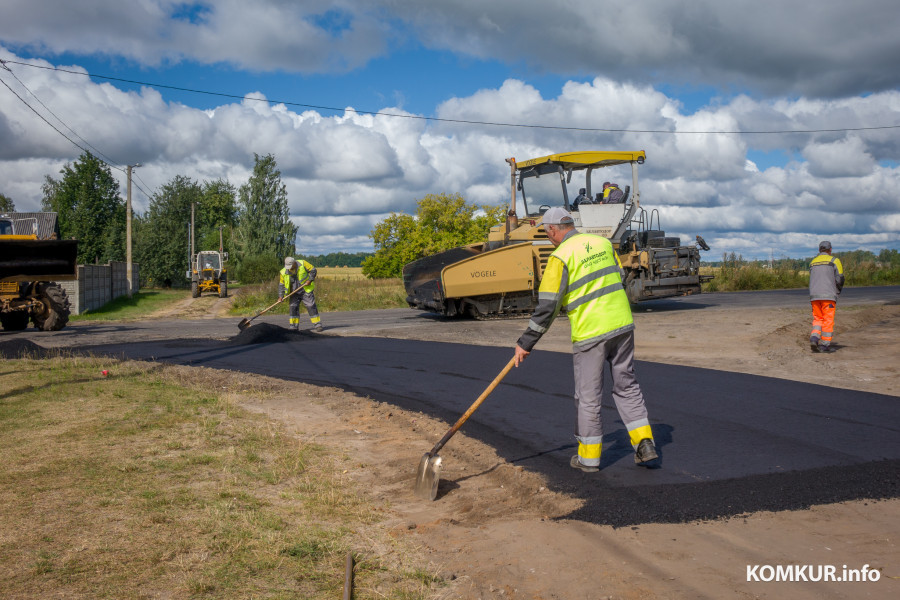 18.08.2025. Бобруйск. Асфальтирование проезжей части Славянской улицы Нахимова ведет ДСУ-16